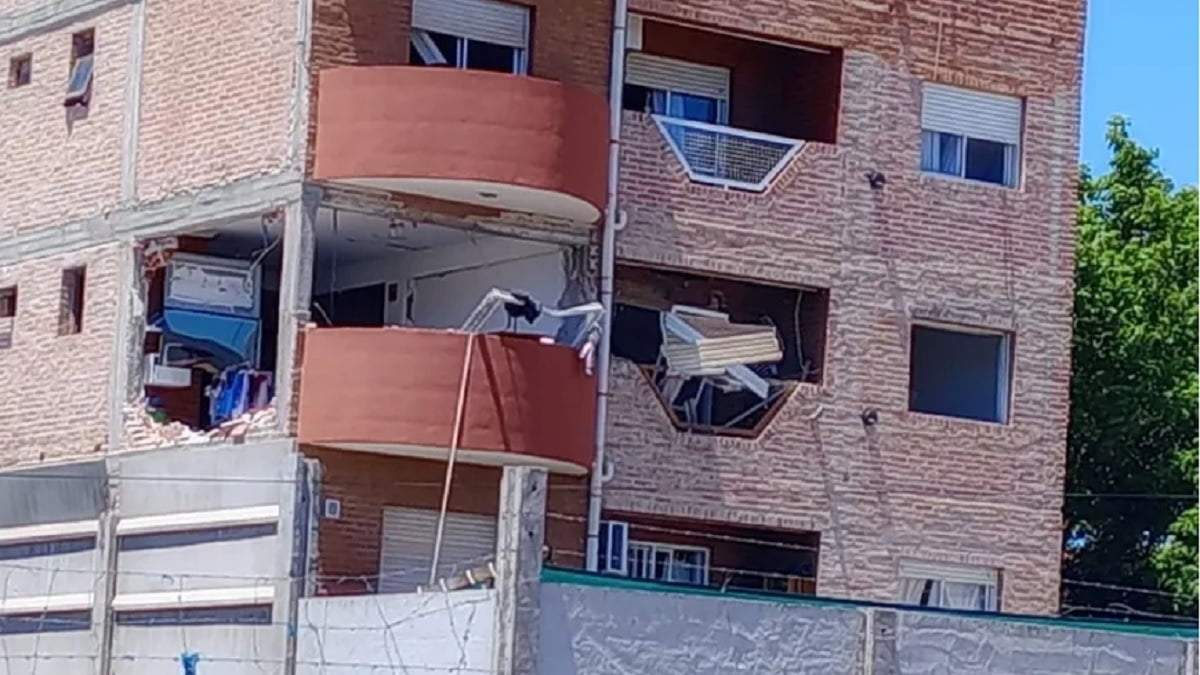 Los daños materiales fueron cuantiosos en el departamento en el que se originó la explosión, ubicado en el segundo piso. Fuente (Oscar Livera)