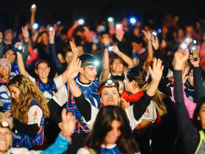 Más dos mil personas participaron del trekking nocturno, en el Parque Norte