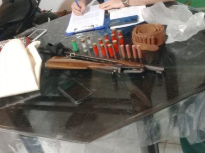 Secuestraron armas y municiones en dos allanamientos en Centenario; un hombre fue detenido