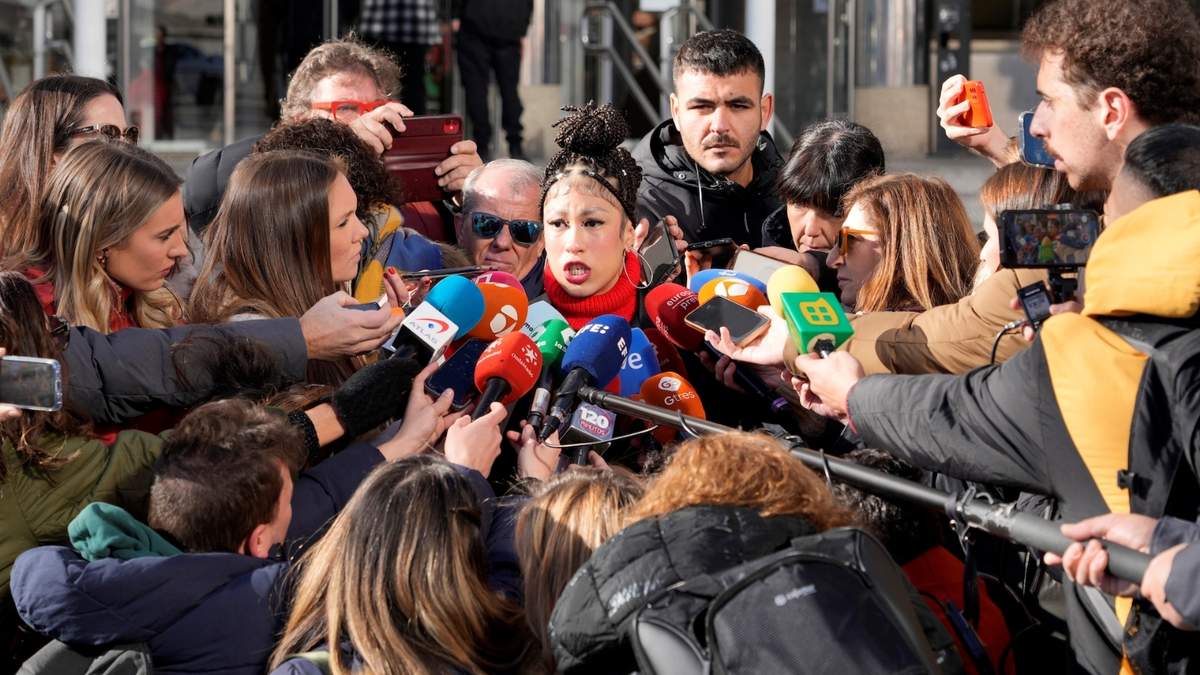 Lesly Ochoa atiende a los medios a su llegada a los juzgados