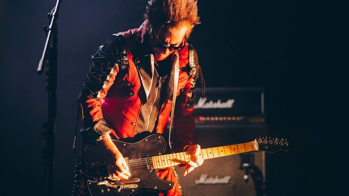 Daniel Ash en la guitarra