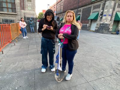 Madre buscadora protesta en Palacio Nacional; pide entregar a AMLO pala con la que busca a su hijo