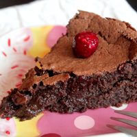 Torta tipo brownie sin azúcar y con un ingrediente sorpresa: irresistible para las tardes de mate