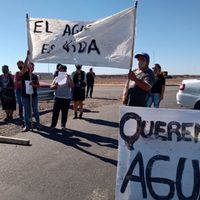 Vecinos de Neuquén Capital cortan Casimiro Gómez por falta de agua