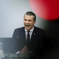 Ucrania debe abandonar la esperanza de recuperar el territorio de manos de Rusia: Pete Hegseth