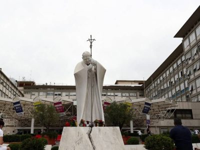 El Papa retoma su trabajo desde el hospital y celebra una misa