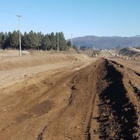 Sobre la ruta 23: un colectivo se despistó en el ripio y quedó próximo a volcar