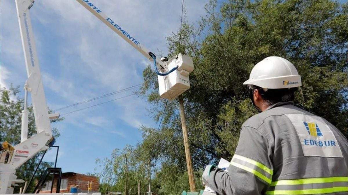Cuadrilla de Edesur en pleno de trabajo para restituir el servicio. Fuente: (Twitter)