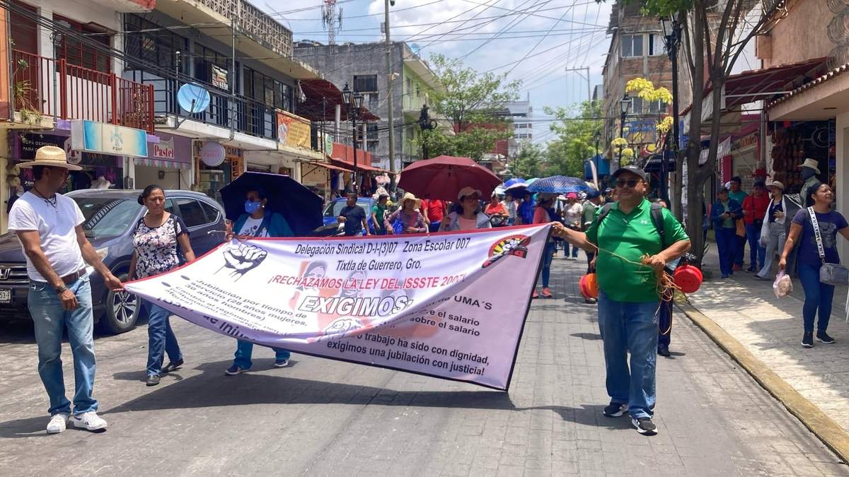 Una marcha de profesores afiliados a CETEG en Chilpancingo