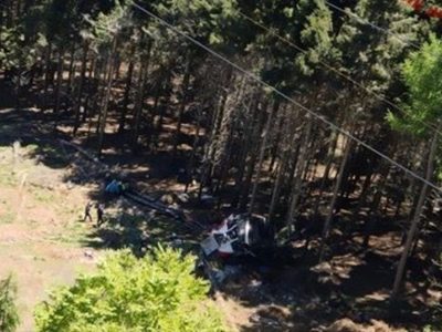 Se desploma teleférico al norte de Italia; hay al menos 13 personas muertas