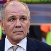 Conmovedor momento de un fanático de Gimnasia con hinchas de Estudiantes en la despedida de Sabella