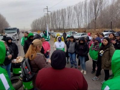 Un reclamo de estatales de San Patricio del Chañar complicó el tránsito en la ruta 7