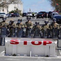 Cierran el Capitolio tras ataque con un vehículo a dos policías legislativos
