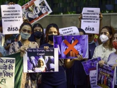 Mujeres afganas toman las calles de Kabul para reclamar su inclusión en el gobierno de los talibán