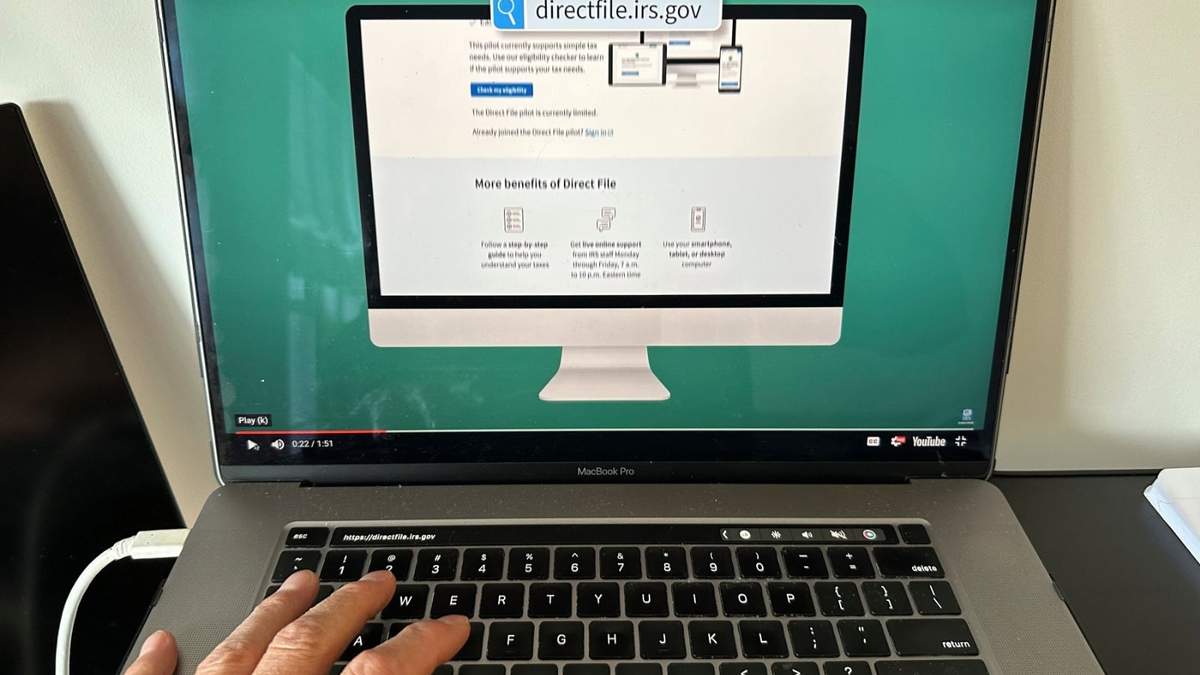 Una página del sitio web del Servicio de Impuestos Internos de EEUU (IRS) se muestra en una computadora portátil, el 1 de abril de 2024 en Nueva York