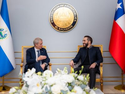 Kast exhibe su buena relación con Bukele en una visita al polémico CECOT para tomar "ideas"