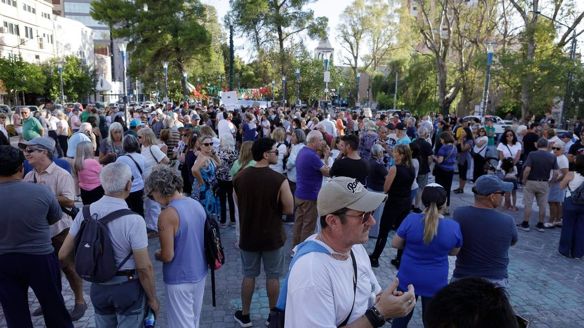 La protesta de vecinos de Neuquén en el centro d ela ciudad. Fuente: (Emiliano Ortiz)