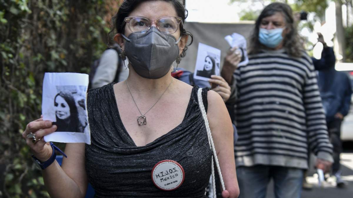Protesta afuera de la casa de Echeverría, a 50 años del Halconazo