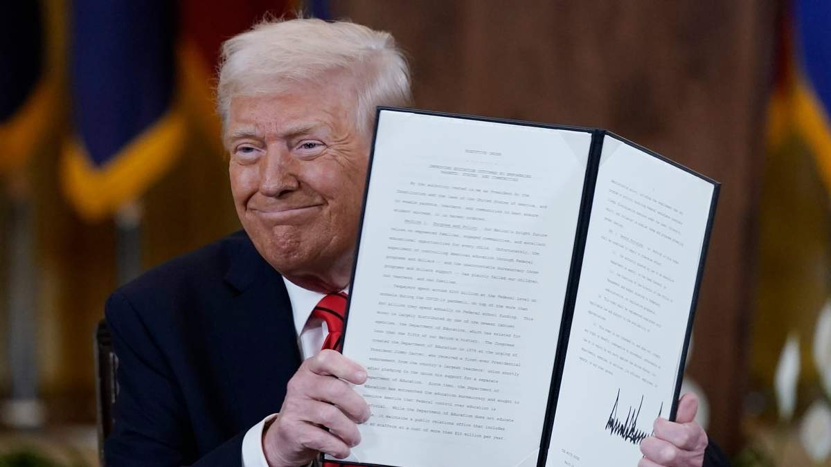 El presidente estadunidense Donald Trump sostiene una orden ejecutiva en la Sala Este de la Casa Blanca, en Washington