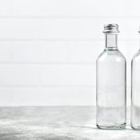No tires las botellas de vidrio: creá esta lámpara de lo más glamurosa con efecto espejo