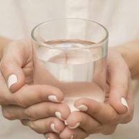 Limpiá tu hogar de las envidias y la energía negativa con solo 1 vaso de agua y estos 2 poderosos elementos