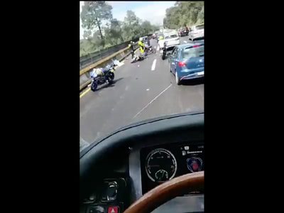 Domingo de accidentes en la México-Cuernavaca; muere motociclista al chocar en Tres Marías (Video)