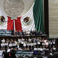 Diputados aprueban Ley General de Educación entre gritos y la toma de tribuna
