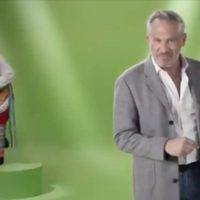 Arath de la Torre recibe tunda por un comercial en el que se burla de los Voladores de Papantla