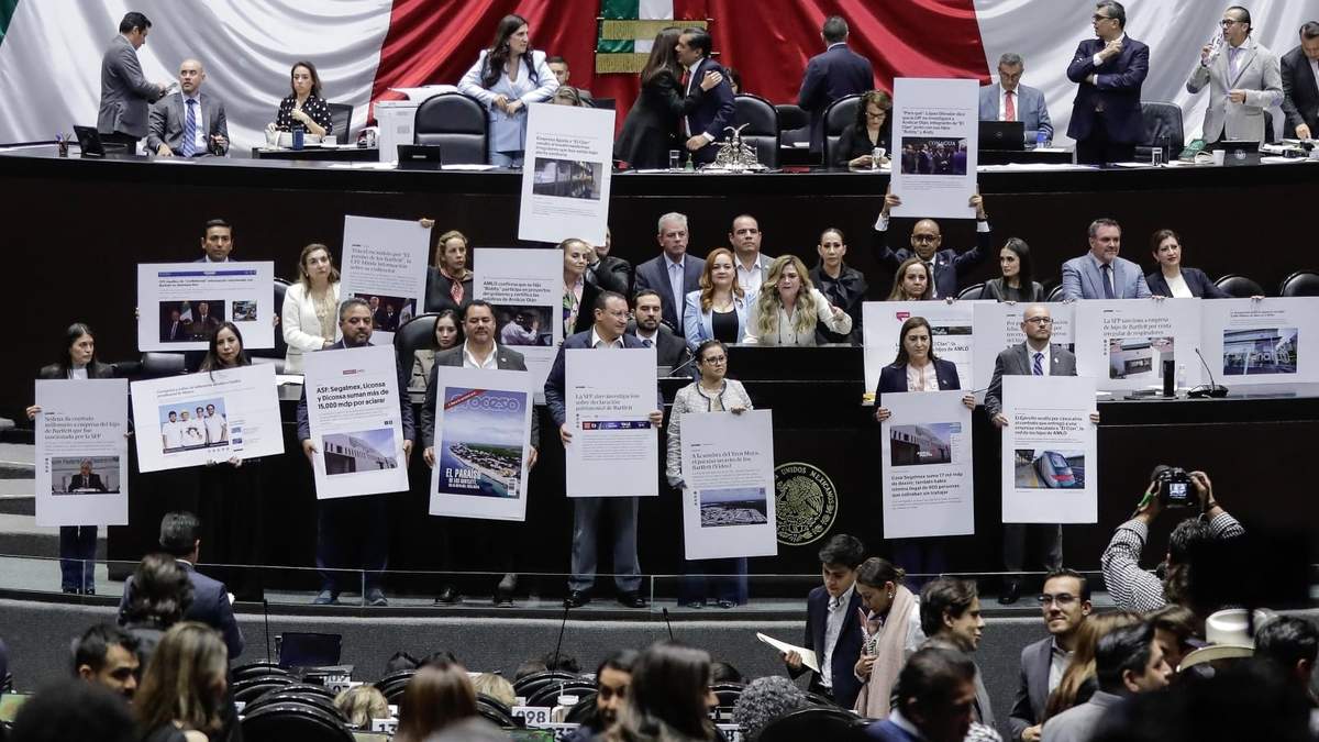 Diputados de oposición muestran reportajes y notas periodísticas, entre ellas varias de Proceso, que se conocieron gracias al INAI