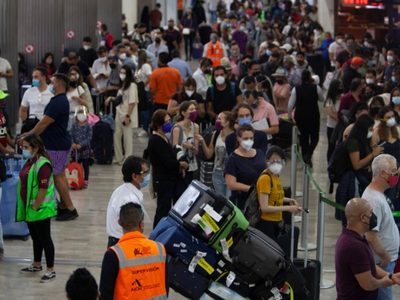 Aeropuerto, autopista y central camionera lucen abarrotados pese a la pandemia