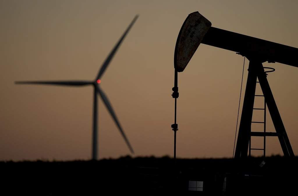 Extractor de petróleo y molino de energía eólica en Kansas, Estados Unidos