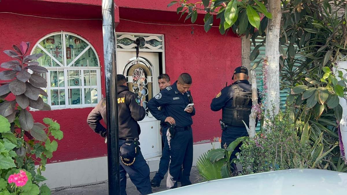 Policías afuera de la casa donde se registró una balacera en Iztapalapa