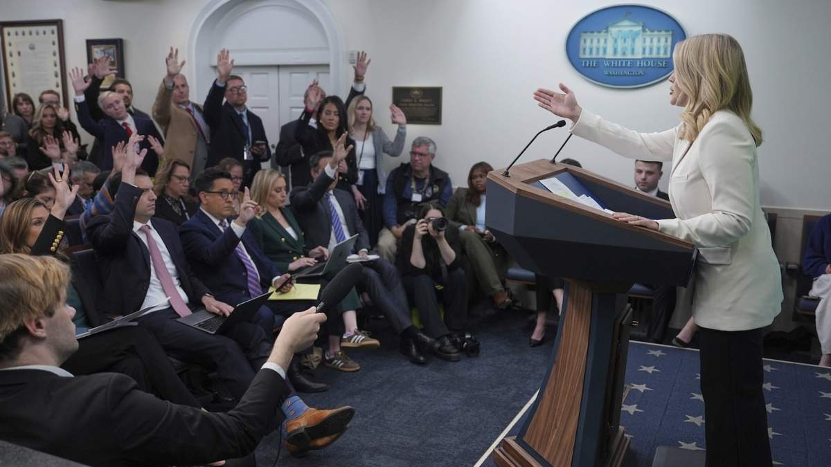 La secretaria de prensa de la Casa Blanca, Karoline Leavitt, habla con los periodistas en la Sala de Prensa James Brady de la Casa Blanca, el martes 8 de abril