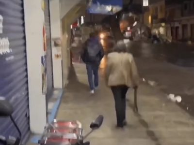 Una mujer saca a cinturonazos a su hijo de una chelería; el video se vuelve viral
