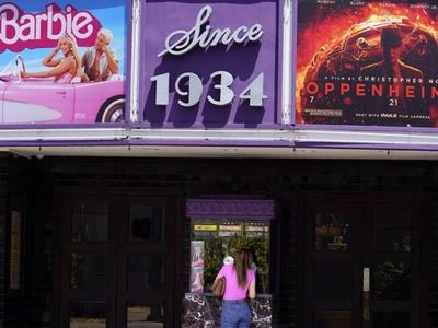 “Barbie” y “Oppenheimer” se mantienen fuertes en los cines a una semana de su estreno