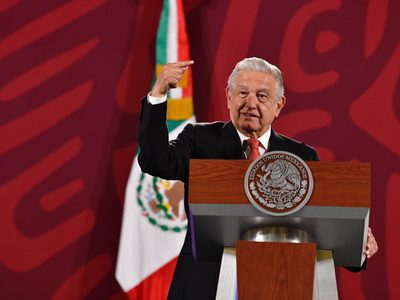 AMLO propone consulta a aficionados tras la trifulca en el estadio de Querétaro