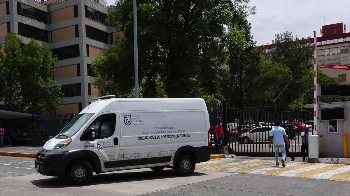 Un vehículo de la Fiscalía capitalina llegó a Ciudad Universitaria por el caso del joven