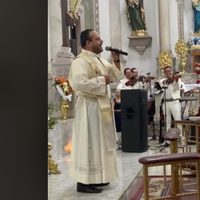Sacerdote sorprende a novios al cantarles “Mi razón de ser” en su boda; el video se hace viral