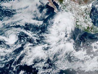 Huracán Lorena se intensifica en la costa oeste de México; Kiko avanza por aguas abiertas