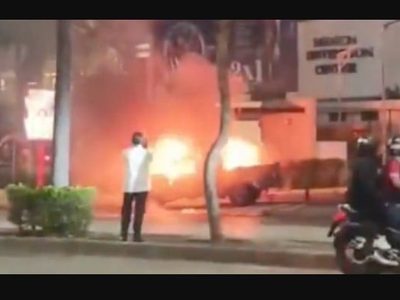 Explota camioneta en Guayaquil; muere hombre que grababa el accidente