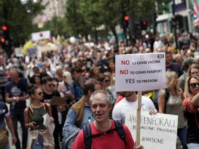 Masivas protestas en Londres contra las nuevas restricciones sanitarias