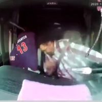 Disparan a chofer desde auto en la Querétaro-Irapuato; él las esquiva (VIDEO)