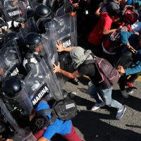 Guardia Nacional frena a la caravana migrante en la frontera con Guatemala