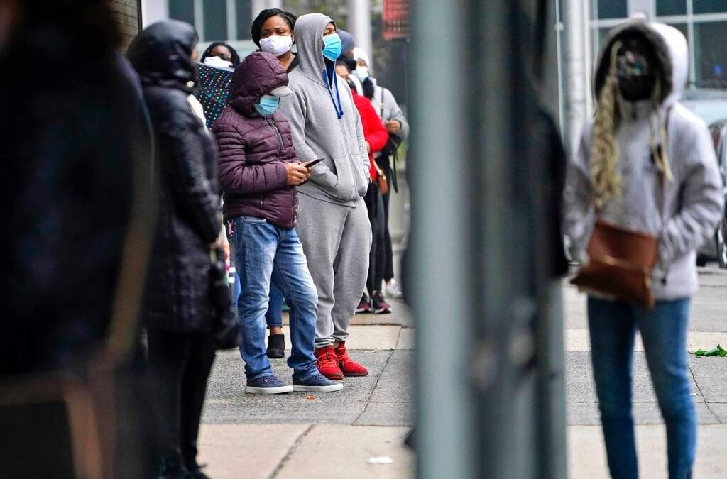 Una fila para hacerse la prueba de COVID-19 en una clínica en Nueva Jersey. Foto: AP Seth Wenig