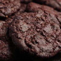 Con solo 4 ingredientes, prepará estas galletas de chocolate veganas: crocantes e irresistibles para el antojo dulce