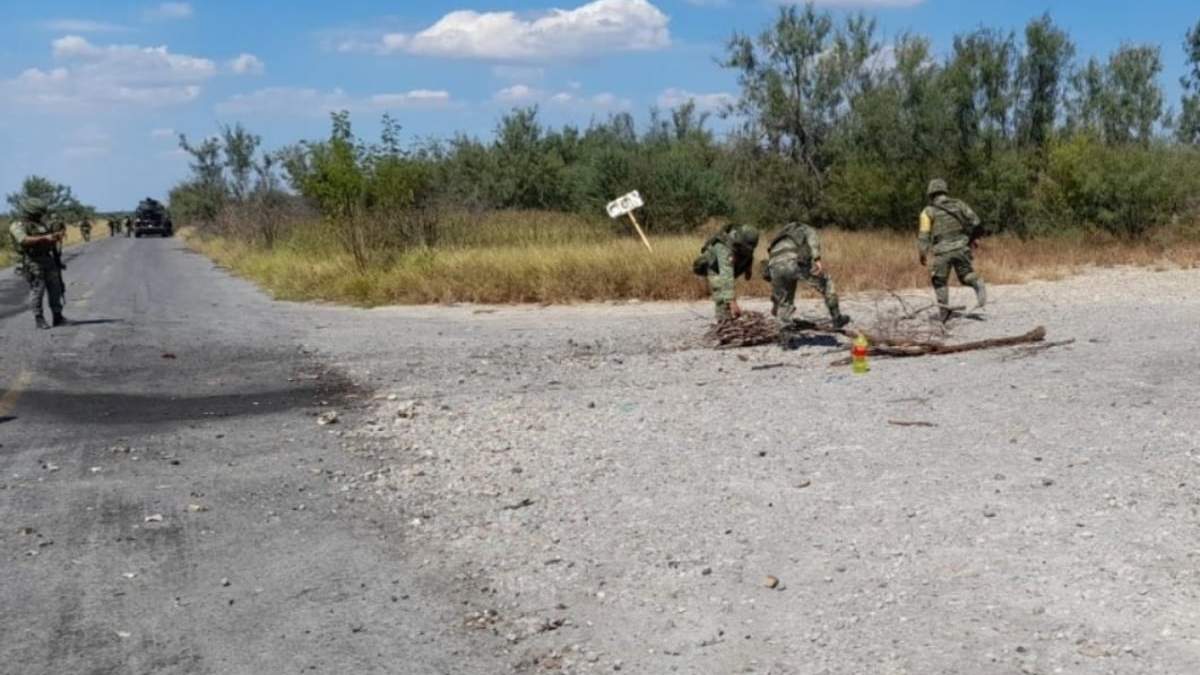Soldados de la Sedena revisan los explosivos