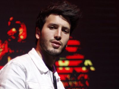 A los besos y en la vía pública: Sebastián Yatra y el video que fue sensación