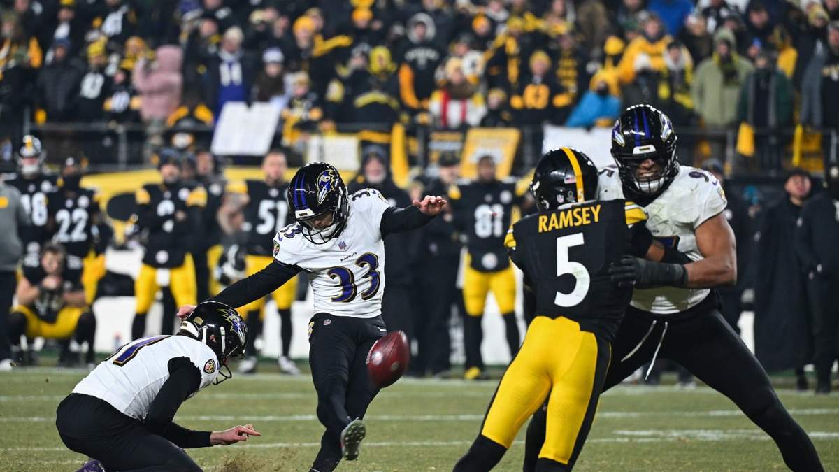 Tyler Loop, pateador de los Ravens de Baltimore, falla un intento de gol de campo en la última jugada del partido de la NFL en contra de los Steelers de Pittsburgh