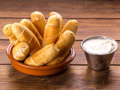 Bastoncitos rellenos con jamón y queso: la receta simple que es un 10 a la hora del mate