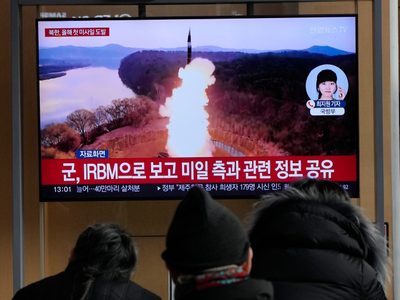 Corea del Norte dispara presunto misil balístico hacia su mar oriental